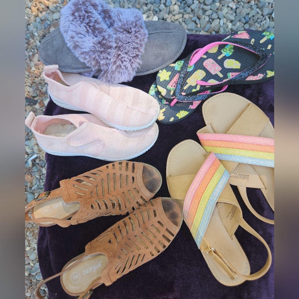 4 new pairs of girls shoes size 2-3 - Picture 8 of 11